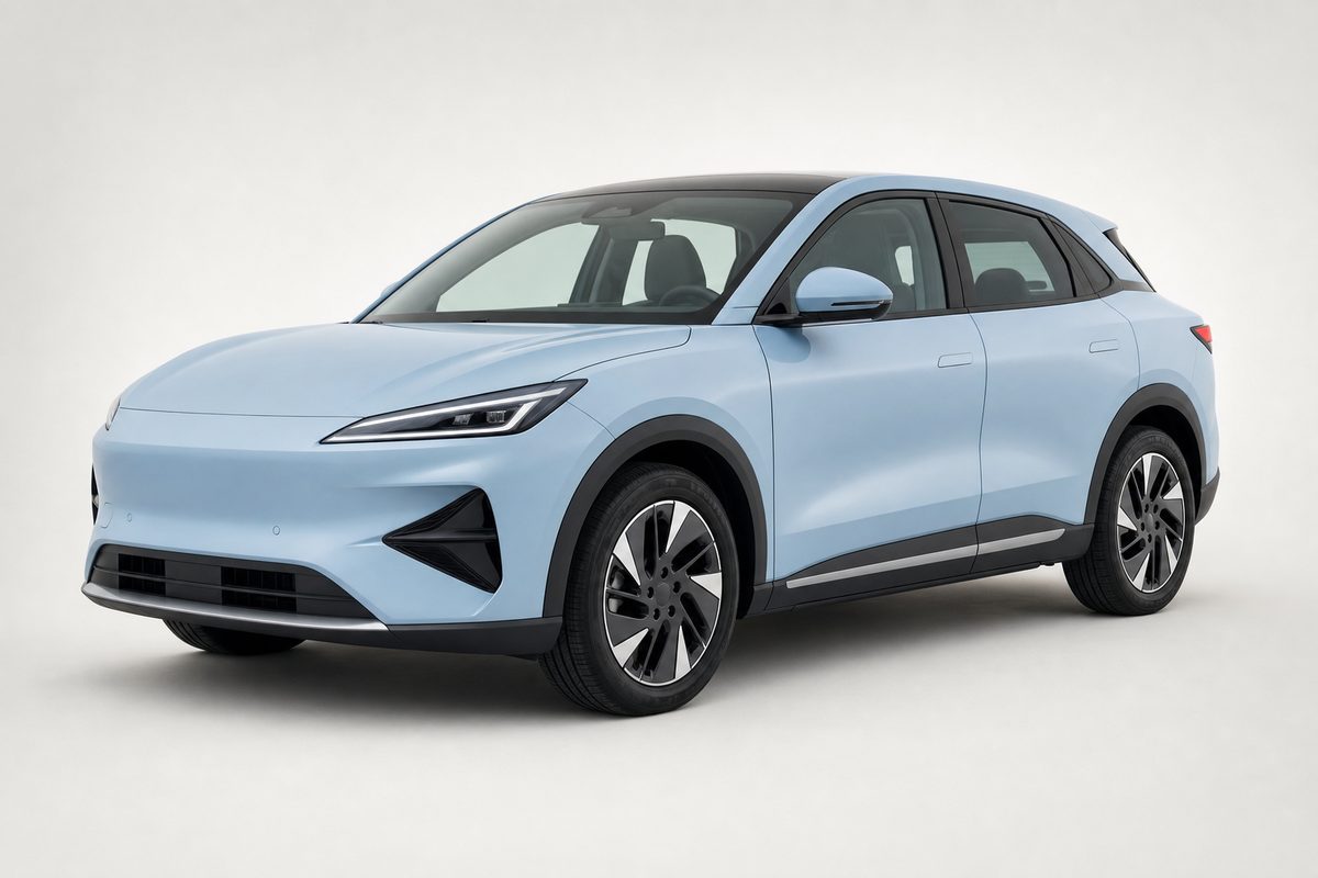 Auto eléctrico azul claro sobre fondo neutro